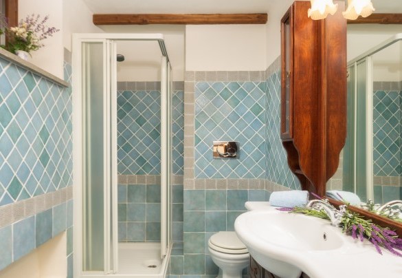 Bagno en-suite con doccia al primo piano – Casale del Castagneto