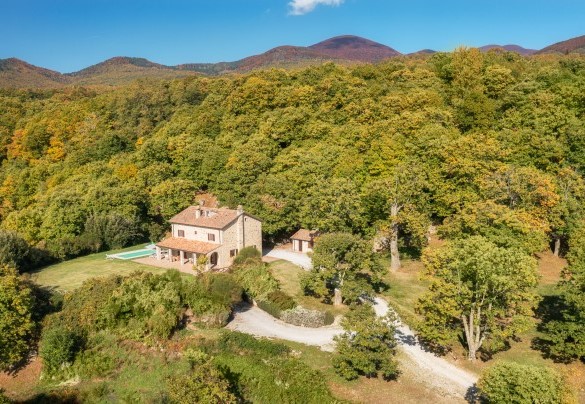 La proprietà immersa nel paesaggio amiatino – Casale del Castagneto