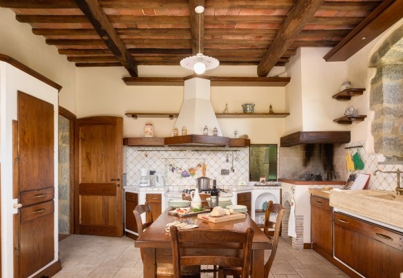 La cucina accessoriata con uscita diretta nel portico – Casale del Castagneto
