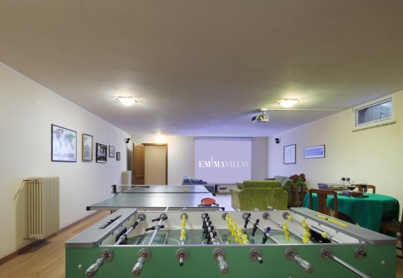 Sala polivalente con home theatre, tavolo da ping-pong, biliardino e sauna. Piano seminterrato – Casale del Castagneto