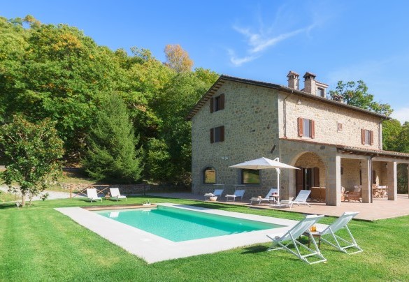 La piscina misura 4 x 9 m, ha una profondità costante di 1,50 m – Casale del Castagneto