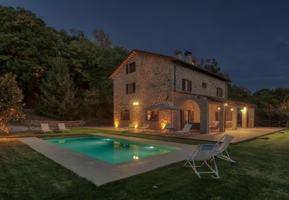 La villa illuminata per piacevoli occasioni notturne – Casale del Castagneto