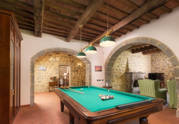 Il tavolo da biliardo in open col salotto e accanto alla sala da pranzo – Casale del Castagneto