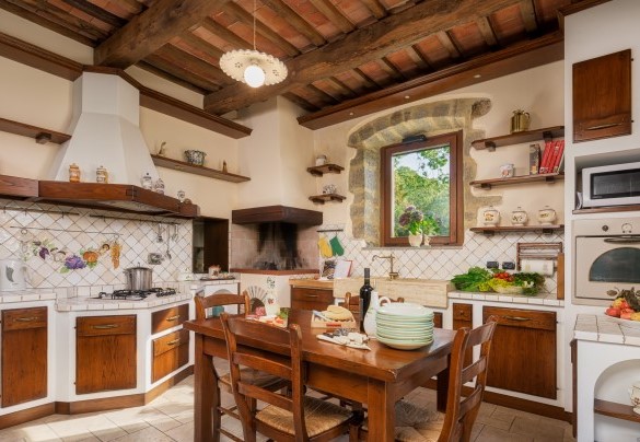 La cucina accessoriata con uscita diretta nel portico – Casale del Castagneto