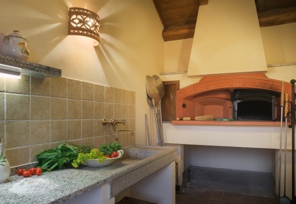 Il forno a legna di fronte al Casale, nel locale adiacente alla Dependance – Casale del Castagneto