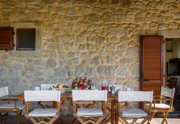 Il portico ombreggia il tavolo preparato per colazioni all’aperto – Casale del Castagneto