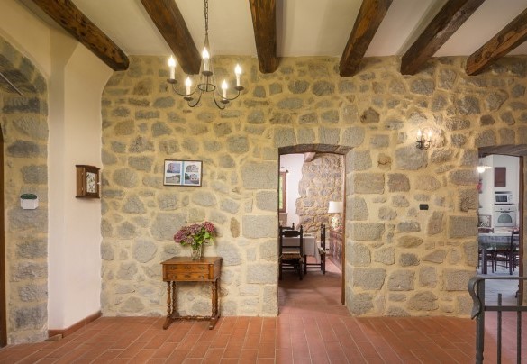 Il portone d’ingresso, la sala da pranzo e la cucina – Casale del Castagneto