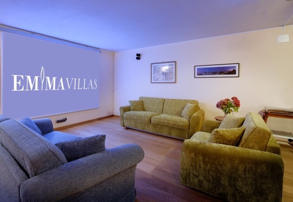 Sala polivalente con home theatre, tavolo da ping-pong, biliardino e sauna. Piano seminterrato – Casale del Castagneto