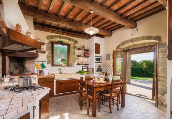 La cucina accessoriata con uscita diretta nel portico – Casale del Castagneto