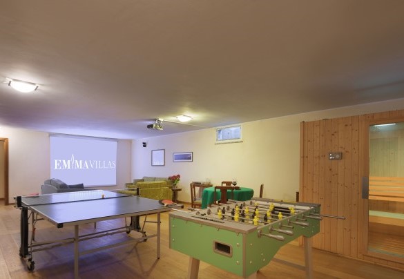 Sala polivalente con home theatre, tavolo da ping-pong, biliardino e sauna. Piano seminterrato – Casale del Castagneto