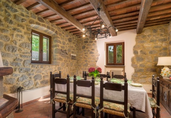 La sala da pranzo accanto alla cucina – Casale del Castagneto