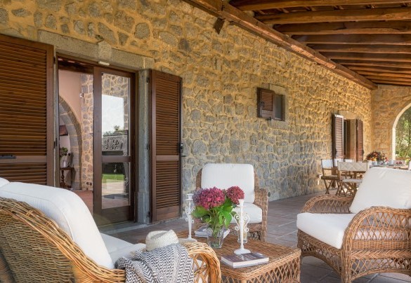 Il porticato con accessi diretti dal salotto e dalla cucina – Casale del Castagneto