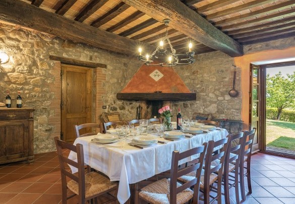 Zona pranzo in open space al piano terra - Casale del Viaggiatore