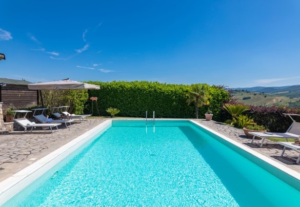 Aperta dall’ultimo sabato di aprile fino al primo sabato di ottobre, l’assolata piscina gode di una bella posizione panoramica e riservata- Casale del Viaggiatore