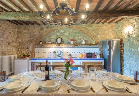 Zona pranzo e zona cucina in open space al piano terra - Casale del Viaggiatore
