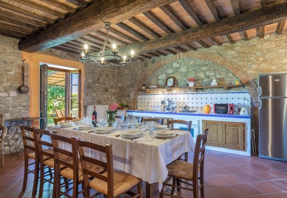 Zona pranzo in open space al piano terra - Casale del Viaggiatore