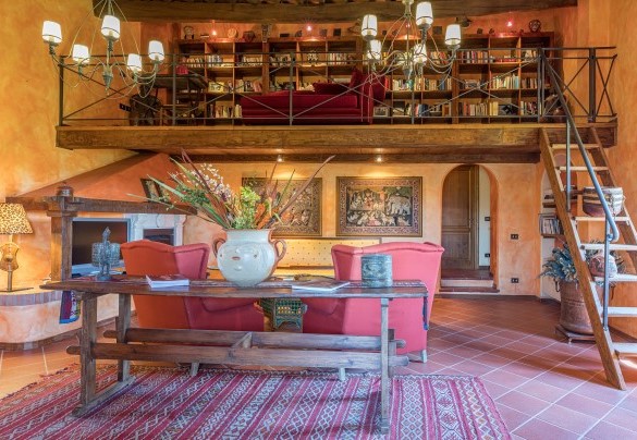 Al piano superiore sono situati un ulteriore living con salotto, sala da pranzo e cucina- Casale del Viaggiatore