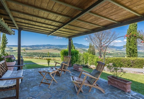 Portico, pergola e sedute disseminate lungo tutto il giardino, offrono un panorama suggestivo sul Monte Amiata- Casale del Viaggiatore