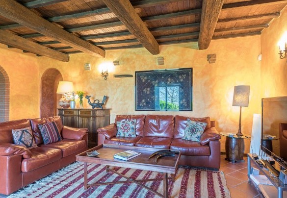 Al piano terra si trovano il soggiorno con salotto, cucina e zona pranzo in open space - Casale del Viaggiatore