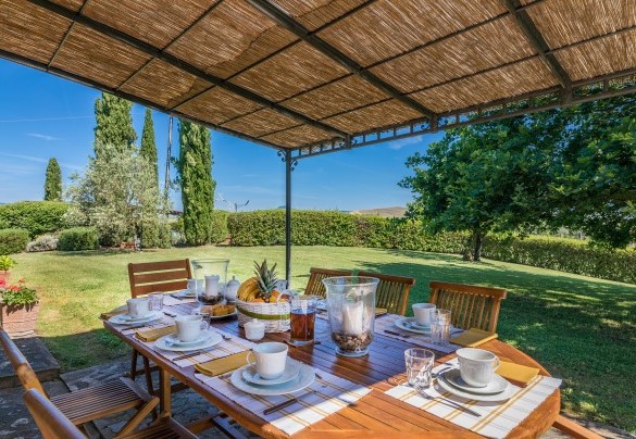  La pergola sul retro vicino alla cucina è attrezzata con tavolo da colazione e pranzo - Casale del Viaggiatore