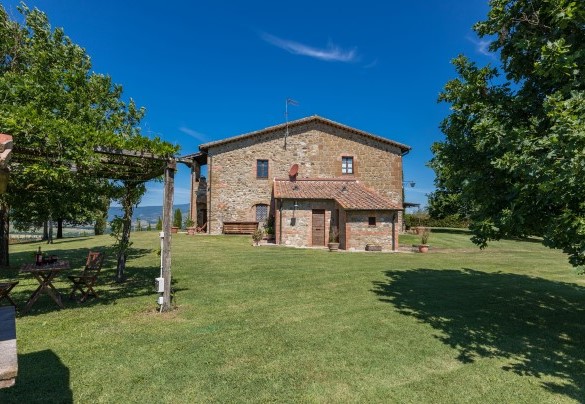 Il parco è completamento recintato e si estende per circa un ettaro di terreno, in gran parte occupato dall’uliveto accessibile che confina con un lato del giardino - Casale del Viaggiatore