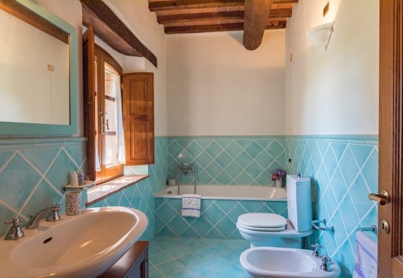 Bagno con vasca al piano terra- Casale del Viaggiatore