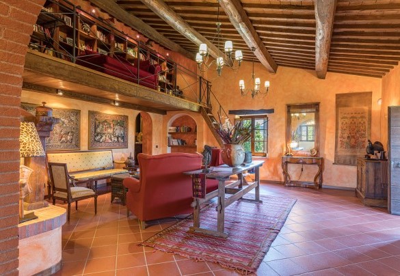 Al piano superiore sono situati un ulteriore living con salotto, sala da pranzo e cucina- Casale del Viaggiatore