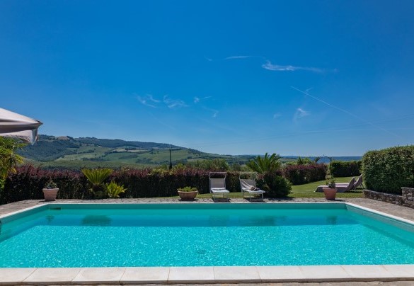 Parco completamente recintato con piscina esclusiva in posizione panoramica- Casale del Viaggiatore