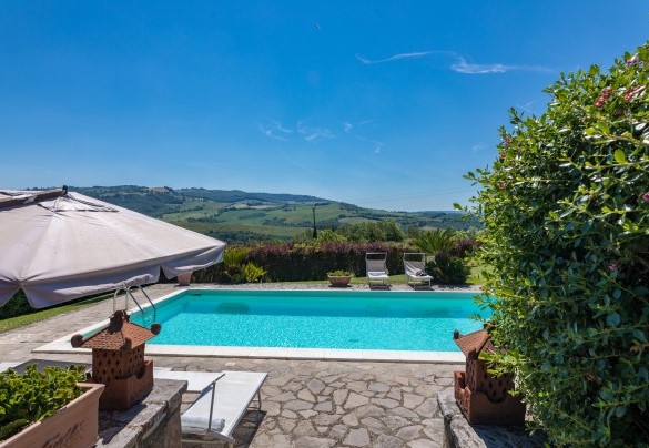 L’assolata piscina gode di una bella posizione panoramica e riservata - Casale del Viaggiatore