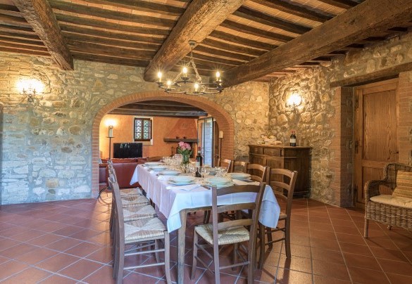 Al piano terra si trovano il soggiorno con salotto, cucina e zona pranzo in open space - Casale del Viaggiatore