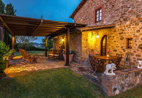 Un contesto davvero unico per i viaggiatori alla ricerca di paesaggi puri ed essenziali nella magica campagna senese- Casale del Viaggiatore