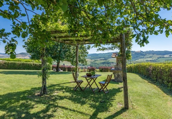 Il parco è completamento recintato e si estende per circa un ettaro di terreno, in gran parte occupato dall’uliveto accessibile che confina con un lato del giardino - Casale del Viaggiatore