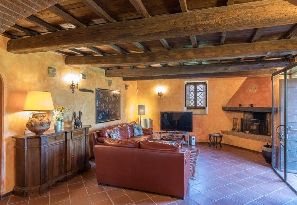 Al piano terra si trovano il soggiorno con salotto, cucina e zona pranzo in open space - Casale del Viaggiatore