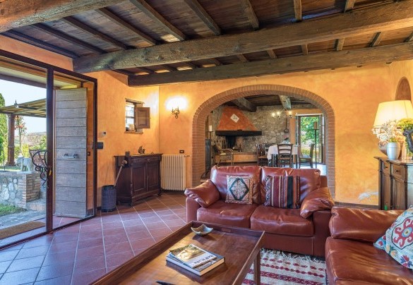 Al piano terra si trovano il soggiorno con salotto, cucina e zona pranzo in open space - Casale del Viaggiatore