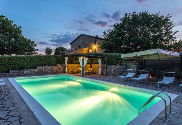 Atmosfera magica della piscina al tramonto- Casale del Viaggiatore