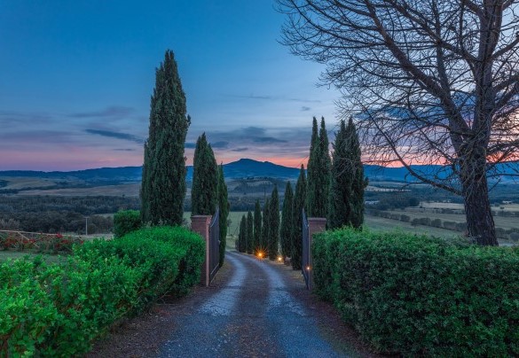 Alla fine del viale bordato di cipressi che conduce all’ingresso nella proprietà, subito dopo il quale troviamo l’area parcheggio ombreggiata- Casale del Viaggiatore