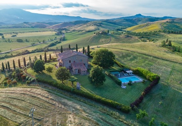È situato sulla sommità di un poggio a pochi chilometri dai borghi di Celle sul Rigo e da San Casciano dei Bagni - Casale del Viaggiatore
