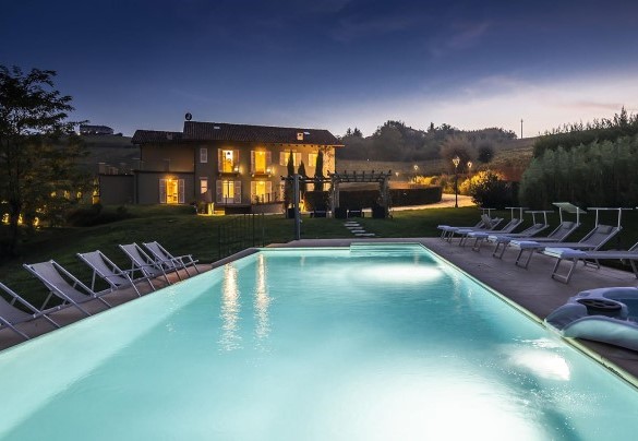 The big infinity pool, illuminated in the dark hours, and the Jacuzzi - Casale dell'Acero Rosso 10