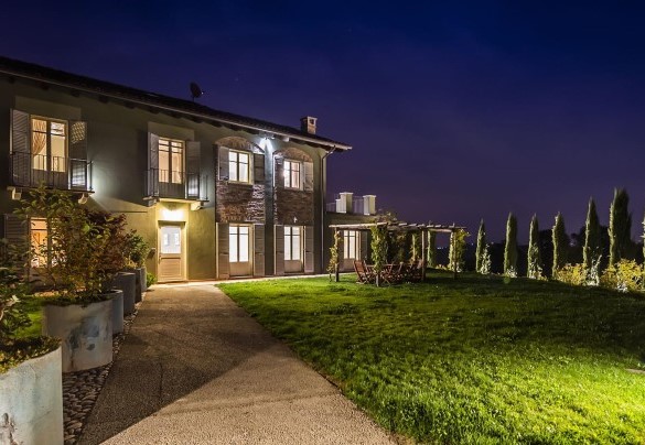 The main side of the villa and the pergola - Casale dell'Acero Rosso 10 