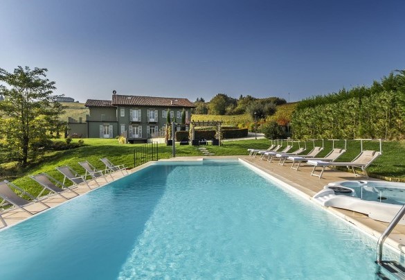 The marvellous infinity pool and the solarium area - Casale dell'Acero Rosso 10