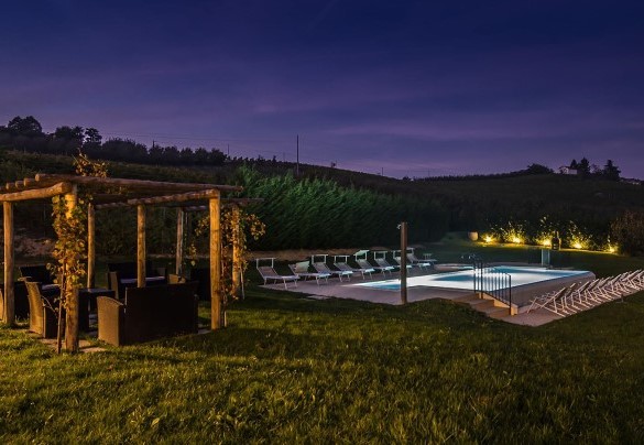 The infinity pool is illuminated in the dark hours - Casale dell'Acero Rosso 10