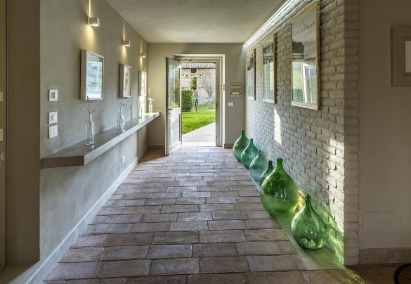 The main entrance with objects from the rural tradition - Casale dell'Acero Rosso 10