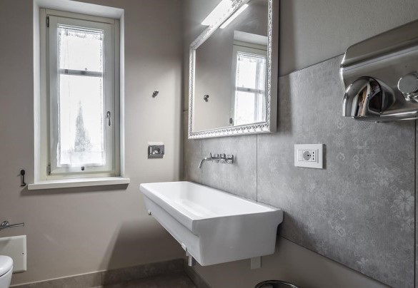 The half bathroom nr 6 on ground floor with automatic hand dryer - Casale dell'Acero Rosso 10