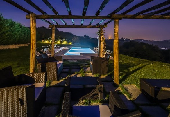 The living area outdoors under the pergola, and the garden - Casale dell'Acero Rosso 10