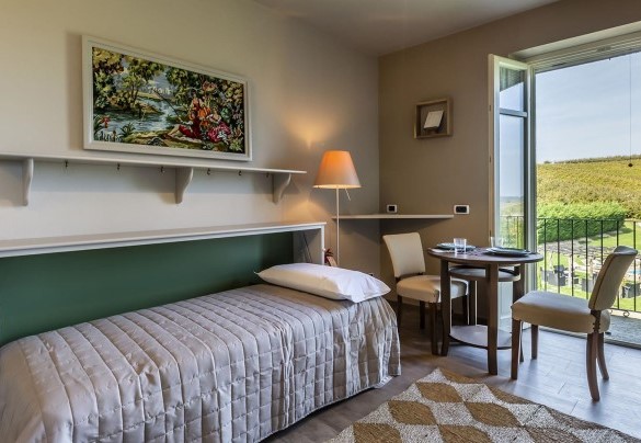 Studio nr 5 on first floor with living area and one of the 2 single beds - Casale dell'Acero Rosso 10