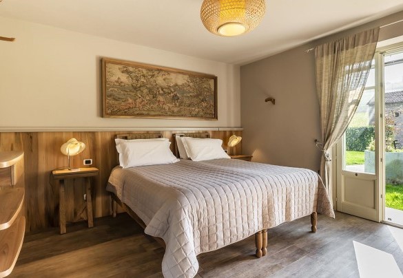 The wide double bedroom nr 1 on ground floor with exit to the garden - Casale dell'Acero Rosso 10