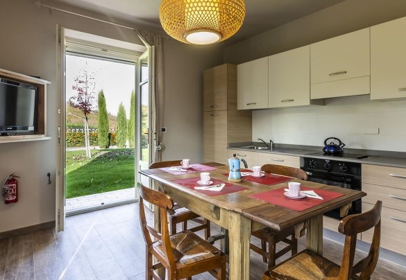 Suite nr 2 - The bright living room with direct exit to the garden - Casale dell'Acero Rosso 10