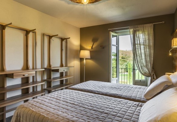 The double bedroom nr 4 on the first floor with balcony- Casale dell'Acero Rosso 10