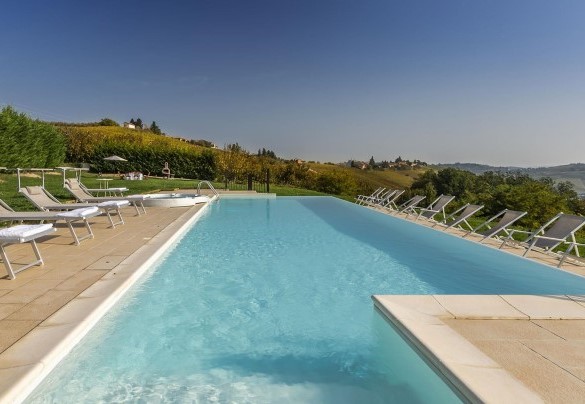 The infinity pool enjoys a spectacular view on the hills - Casale dell'Acero Rosso 10
