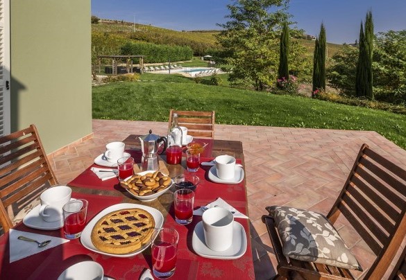 Having breakfast outdoors immersed  in a unique landscape - Casale dell'Acero Rosso 10